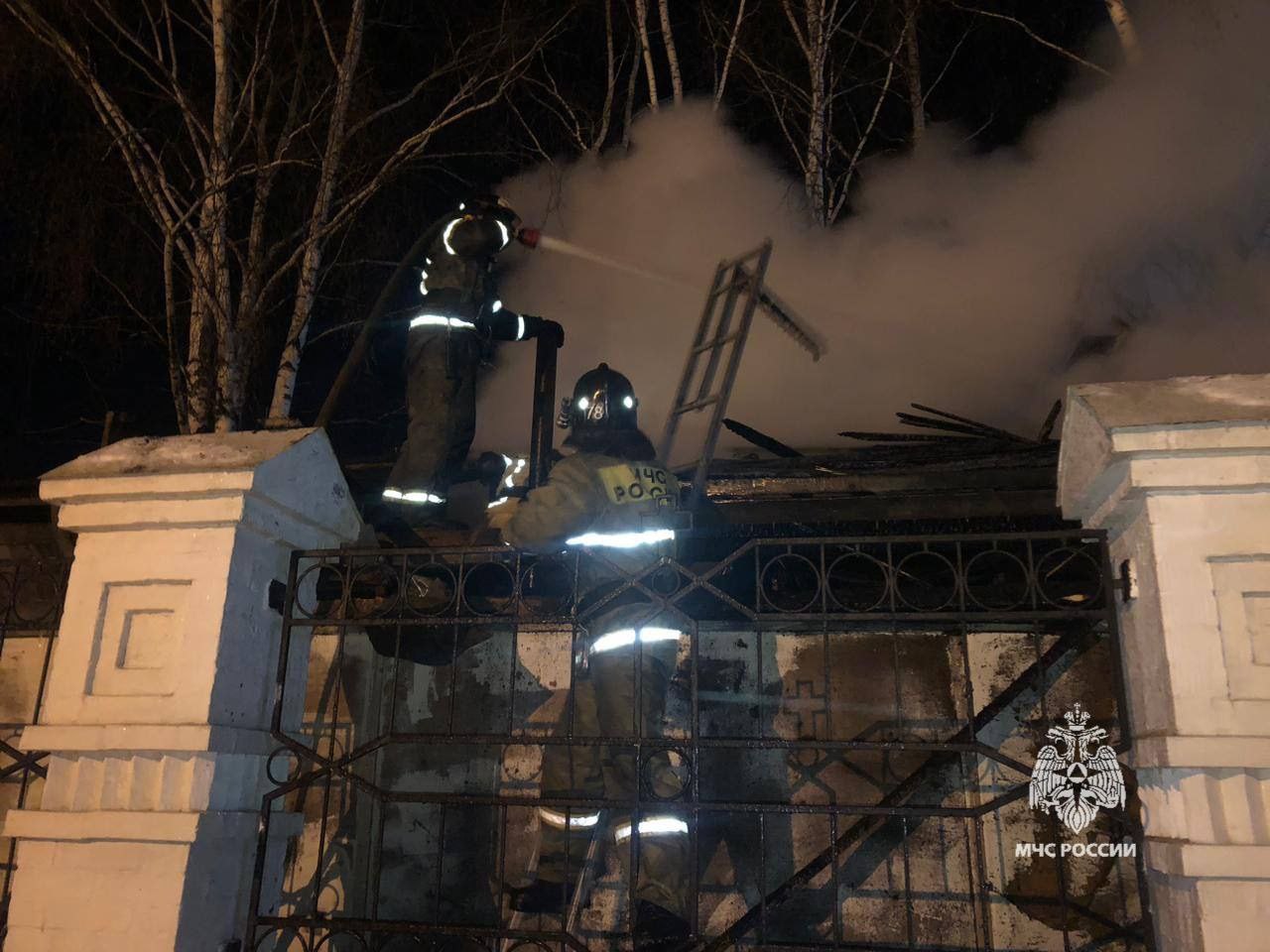 Итоги прошедших суток  За сутки в крае ликвидировано 9 пожаров. Погибших и травмированных нет.   В СНТ Емельяновского района сгорела хозяйственная постройка на площади 20 кв.м. Пострадавших и погибших нет. Предварительная причина пожара - нарушение правил пожарной безопасности при эксплуатации печи.   По тоже причине сгорели хозяйственные постройки в г. Лесосибирске на площади 60 кв.м. Пожар ликвидировали 2 единиц техники и 6 человек личного состава  фото .   В г. Норильске горела квартира в многоквартирном жилом доме. Пожарно-спасательными подразделениями спасено по лестничным маршам 8 человек. Самостоятельно эвакуировались 35 человек. Причиной пожара стало короткое замыкание электропроводки.