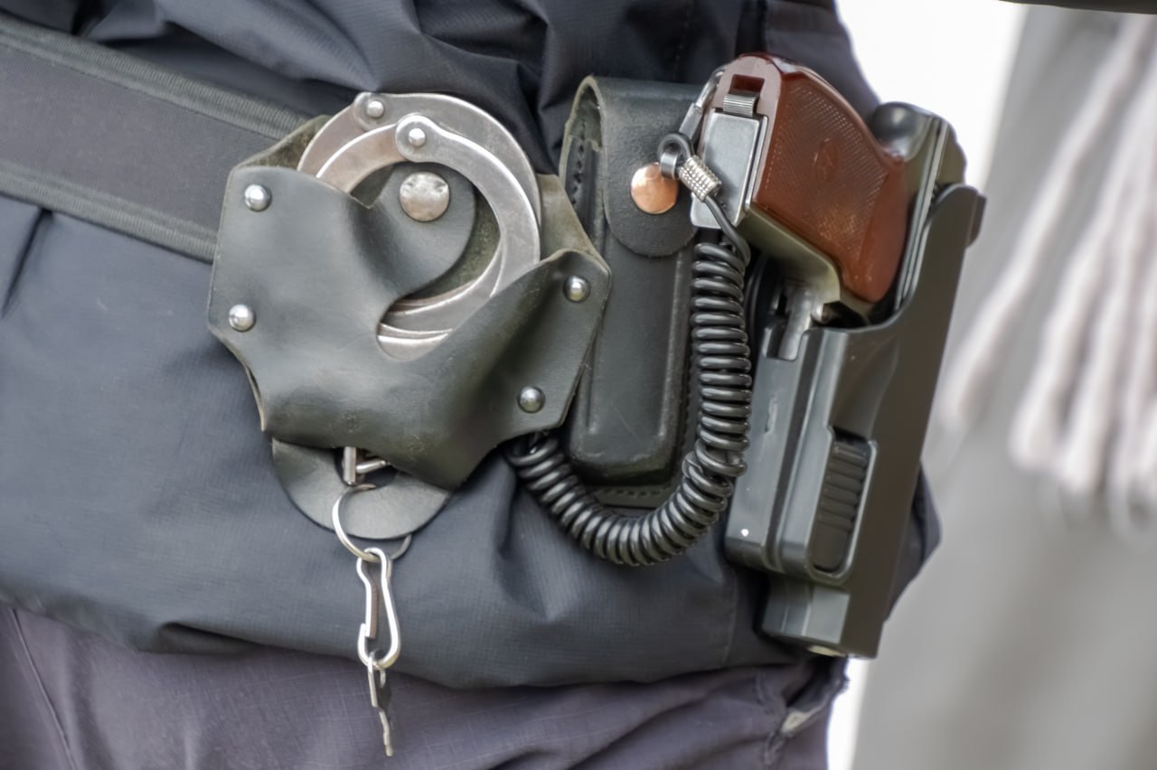 Вечерний Мурманск  Молодой северянин украл полуприцеп разобрал и закопал улики В полицию Кольского района обратился 64 летний мурманчанин с заявлением о пропаже полуприцепа стоимостью 500 тысяч рублей Злоумышленником оказался 25 летний ранее судимый житель поселка Молочный Он украл полуприцеп и чтобы скрыть улики разобрал его шасси закопал в безлюдном месте а остальные части планировал использовать в личных целях В ходе следствия оперативники нашли неопровержимые доказательства вины молодого человека Он признался в содеянном и показал место где спрятал шасси Улику изъяли и приобщили к уголовному делу Парню грозит до шести лет лишения свободы за кражу Сейчас он находится под подпиской о невыезде расследование продолжается   Главная газета нашего подробнее на канале Вечерний Мурманск