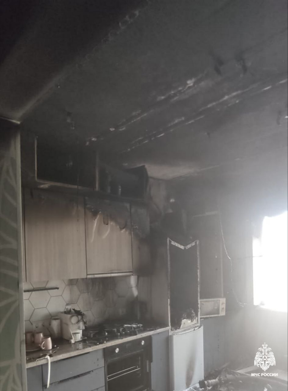 #ПожарыЗаСутки За прошедшие сутки в области произошел 1 пожар. Погибших и пострадавших нет. 28 июня в 06:34 в МЧС России поступило сообщение о возгорании в квартире трехэтажного дома на улице Художников Шуваловых в Костроме. Менее часа потребовалось огнеборцам МЧС России чтобы полностью ликвидировать пожар. Из дома эвакуировались 33 человека. В результате происшествия огнем поврежден холодильник на площади 2 кв.м., оконная рама на площади 1 кв.м., выгорел кухонный гарнитур на площади 2 кв.м., закопчены стены и потолок на площади 6 кв.м. в помещении кухни. Предполагаемая причина – аварийный режим работы электрооборудования. МЧС России напоминает: не оставляй включенные электроприборы без присмотра; не перегружай электросеть; пользуешься электроприборами - следи за их состоянием; уходишь из здания - отключай все от сети; не используй неисправное электрооборудование; ремонт доверяй только сертифицированным специалистам. МЧС России напоминает: соблюдай правила безопасности и ты предотвратишь трагедию! 