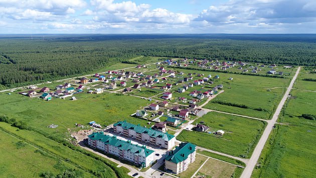 Проблемный район Коряжмы — вновь в центре внимания  Губернатор Архангельской области Александр ЦЫБУЛЬСКИЙ в ходе рабочей поездки в Коряжму встретился с жителями микрорайона «Зелёный-1». Они вновь заявили о проблемах, связанных с отсутствием качественных дорог, водоотведения, водоснабжения, канализации и освещения. Ситуация остаётся сложной далеко не первый год.