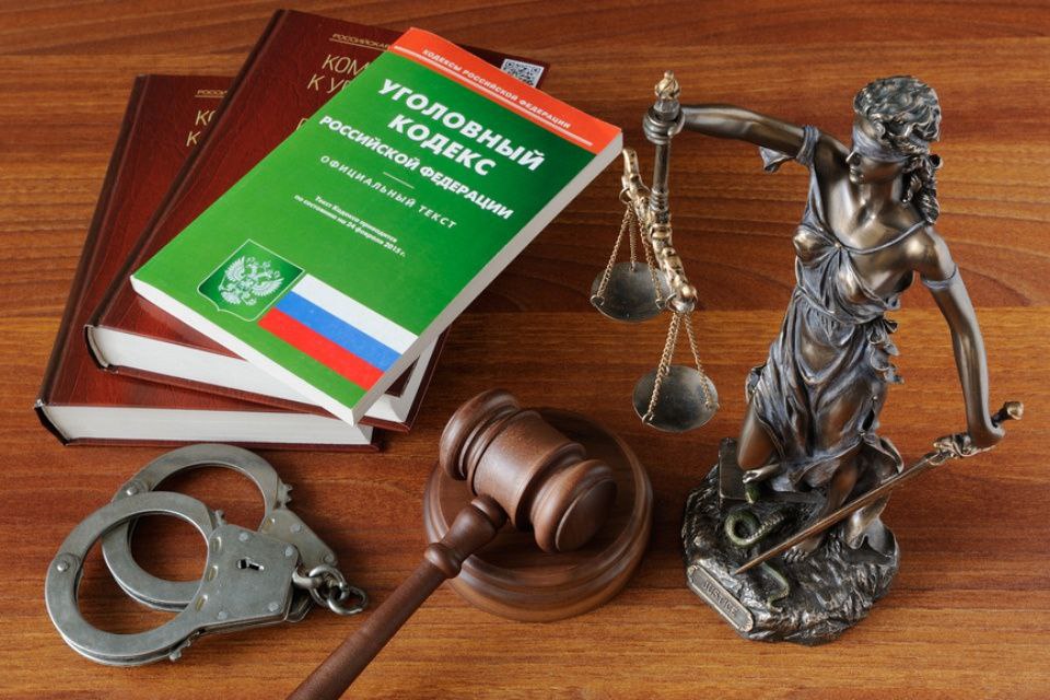  В Кировском округе местный житель обвиняется в реабилитации нацизма В Кировском межрайонном следственном отделе СУ СК России по Ставропольскому краю завершено расследование уголовного дела в отношении 29-летнего жителя Кировского городского округа. Он обвиняется в совершении преступления, предусмотренного п. «в» ч. 2 ст. 354.1 УК РФ реабилитация нацизма . Данное уголовное дело возбуждено по материалам ЦПЭ ГУ МВД России по СКФО и ФСБ России. По данным следствия, в июне 2021 года обвиняемый разместил в одной из социальных сетей публикацию, содержащую одобрение преступлений, установленных приговором Международного военного трибунала. Согласно заключению эксперта, в публикации содержится совокупность лингвистических и психологических признаков реабилитации нацизма. В настоящее время по уголовному делу собрана достаточная доказательственная база. С утвержденным обвинительным заключением оно направлено в суд для рассмотрения по существу.