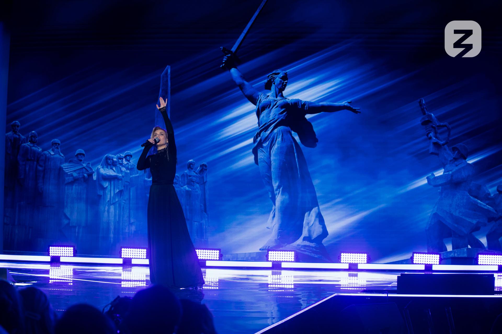 Стихи жителей Калужской области могут зазвучать в песнях известных композиторов С ноября 2025 года Общероссийский конкурс песенной поэзии им Н Н Добронравова Знание Авторы собрал 5154 заявки от 2483 авторов Участники представляют 87 регионов России а также на конкурс принимаются работы граждан Республики Беларусь в знак укрепления культурных связей Союзного государства и признания вклада Николая Добронравова и Александры Пахмутовой в национальное наследие обеих стран Прием заявок продлится до 31 марта Конкурс реализуется Обществом Знание по поручению Президента Российской Федерации Владимира Путина в рамках национального проекта Молодежь и дети Инициатива призвана выявить талантливых поэтов поддержать литературные традиции сохранить культурный код и богатство русского языка в песенном искусстве   Прислать новость Подписаться