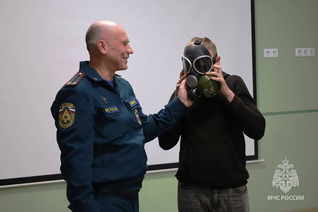 Сотрудники МЧС России по Херсонской области провели встречу с учениками в Генической школе №4  В рамках занятия детям напомнили об экстремальных и чрезвычайных ситуациях, которые могут застать их дома и на улице, а также об использовании средств индивидуальной защиты.  "Подобные мероприятия позволяют выработать у школьников прочные знания в области гражданской обороны, которые пригодятся детям в дальнейшей жизни", - отмечается в сообщении.   Радио Таврия - подписаться