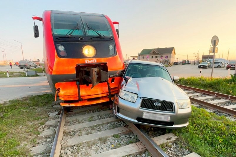 Стали известны подробности столкновения поезда и Subaru на Сахалине ДТП случилось 31 мая в 20:30 на железнодорожном переезде между станциями Корсаков и Христофоровка. Как сообщили в пресс-службе Дальневосточной железной дороги, водитель легкового автомобиля выехал на пути перед приближающимся пригородным поездом № 6505 сообщением Пять Углов — Южно-Сахалинск. Машинист применил экстренное торможение, но из-за небольшого расстояния столкновения избежать не удалось. По предварительной информации, в результате ДТП пострадавших нет. На движение других поездов происшествие не повлияло. Дальневосточная железная дорога призывает водителей проявлять бдительность при пересечении железнодорожных путей и строго соблюдать правила дорожного движения. ——— : Прислать нам новость: