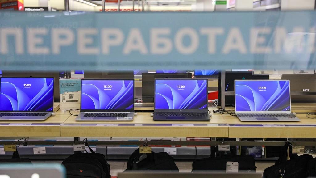 Производители электроники попросили отсрочить обязательную маркировку смартфонов, планшетов и ноутбуков Соответствующее предложение содержится в письме АНО «Консорциум «Вычислительная техника» АНО «ВТ» , с которым генеральный директор объединения Светлана Легостаева обратилась к замминистра Минпромторга Василию Шпаку 15 мая АНО «ВТ» предлагает перенести обязательную маркировку смартфонов, планшетов и ноутбуков на 1 марта 2026 г. Указанный срок обусловлен желанием избежать возможных процедурных рисков и дополнительной нагрузки на компании в периоды, на которые приходится ключевой объем закупочных процедур и поставок Минпромторг предлагал обязать производителей и дистрибуторов с 1 декабря 2025 г. маркировать «Честным знаком» всю продаваемую в России радиоэлектронную продукцию, в том числе ввезенную по параллельному импорту Чтобы выполнить требования регулятора, производители и дистрибуторы электроники обязаны были с 1 сентября 2025 г. регистрировать все продаваемые в РФ товары в госинформсистеме, говорилось в документе Стоимость маркировки каждой единицы товара обойдется компаниям в 50 коп., следует из информации на сайте системы «Честный знак» Подписаться