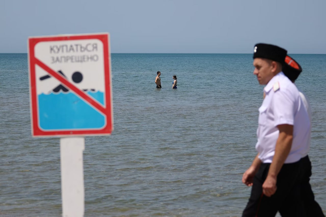Анапа терпит беспрецедентные потери турпотока — СМИ. Потери турпотока в Анапе уже порядка 50 %, — заявил "Снобу" вице-президент Ассоциации туроператоров России. Даже в пандемию турпоток падал только 30–40 %, то есть сегодняшние потери беспрецедентны — это десятки миллиардов рублей убытков отелей, ресторанов, такси, экскурсий и развлекательной инфраструктуры — посчитал он. "Не удивляйтесь, если после купания ваша рубашка будет пахнуть не морем, а нефтепродуктами" - пишет местная "Наша газета". "Конечно, сказать, что все море затянуто мазутной пленкой, — нельзя. Большую часть времени оно прозрачно чистое. Но выбросы периодически происходят. Если пройтись по песчаным пляжам, пятки будут в мазутной крошке" — признается волонтер Илья Гоголинский. "Море плачет. Бедная Анапа жёстко теряет сезон, открыты не все отели и гостиницы. Смогли открыться только те, кто выезжает на постоянных гостях и имеет бассейн на территории. Слегка грустно ехать по пустым улицам. Где раньше был муравейник из отдыхающих с полотенцами-сейчас баннеры "сдам в аренду" и безлюдност. Цены рухнули. Мазут есть, не пятнами, а в виде коричневых масляных точек размером с родинку" — цитирует туристку "Анапа Медиа" Ранее СМИ писали, что по пляжам Анапы ходят сотрудники полиции, администрации города и казачьи патрули — требуя от туристов не купаться и покинуть берег. Эксперты АТОР, РСТ, АМОК и турагенты отмечают — вместо Анапы туристы поехали в Туапсе, Крым и Севастополь, Абхазию.