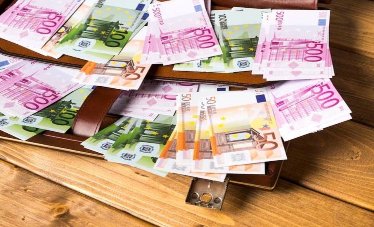 Челябинец выиграл 100 миллионов в лотерею Праздничный тираж №143 был приурочен ко Дню России и прошёл в прямом эфире Первого канала. Также, недавно два жителя из Свердловской и Орловской областей также стали обладателями призов по одному млн рублей.