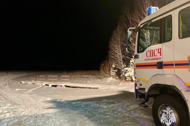 В Карелии спасали туристов, провалившихся под лед озера на 6 снегоходах  Шесть снегоходов провалились под лед неподалеку от турбазы в Прионежском районе Карелии, спасены 11 человек, тяжелых травм ни у кого нет, сообщает РИА Новости со ссылкой на региональный оперштаб.  "Сегодня в Прионежском районе вблизи турбазы "Авиаретро" на лед Кончезера выехали снегоходы. Шесть провалились под лед. Все спасены. Одиннадцать человек оперативно были доставлены на берег к турбазе", – говорится в сообщении в Telegram-канале оперштаба Карелии.    телеграм-канал "Штаб Карелии"