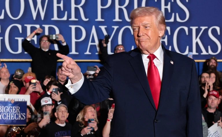 Дональд Трамп пообещал снова урегулировать военный конфликт между Камбоджей и Таиландом Об этом президент США заявил в ходе выступления в Пенсильвании Завтра мне придется позвонить в обе страны Кто еще мог бы сказать Я позвоню и остановлю войну двух очень могущественных стран Мы устанавливаем мир силой передает его слова Bloomberg Обострения на тайско камбоджийской границе происходят регулярно В декабре военное противостояние между государствами вспыхнуло вновь Таиланд обвинил Камбоджу в нарушении режима прекращения огня и наращивании военной активности у границы Камбоджа отрицает все обвинения Вскоре после этого стороны начали стягивать военную технику и обмениваться ударами Фото Jonathan Ernst Reuters РБК в Telegram и MAX