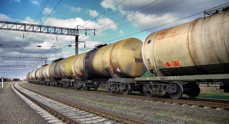 Власти Казахстана планируют разрешить беспошлинный ввоз бензина и дизтоплива из России Казахстанский мажилис нижняя палата парламента рассматривает законопроект о возобновлении соглашения между Россией и Казахстаном о поставке нефти и нефтепродуктов Документ предусматривает возобновление поставок в Казахстан российского бензина и дизтоплива без уплаты импортной таможенной пошлины В случае его принятия беспошлинный ввоз нефтепродуктов будет действовать до 1 января 2028 года Ожидается что возобновление беспошлинного импорта позволит избежать резкого роста цен на бензин и дизтопливо а также снизить нагрузку на казахстанские нефтеперерабатывающие заводы Точные объемы топлива которые планируют ввозить без уплаты импортной пошлины в парламенте Казахстана пока не озвучивают Читайте также В ЕАЭС обнуляют импортные пошлины на бензин дизельное судовое и авиационное топливо Власти Казахстана вновь снижают экспортную пошлину на нефть Logistan info Логистика Экономика