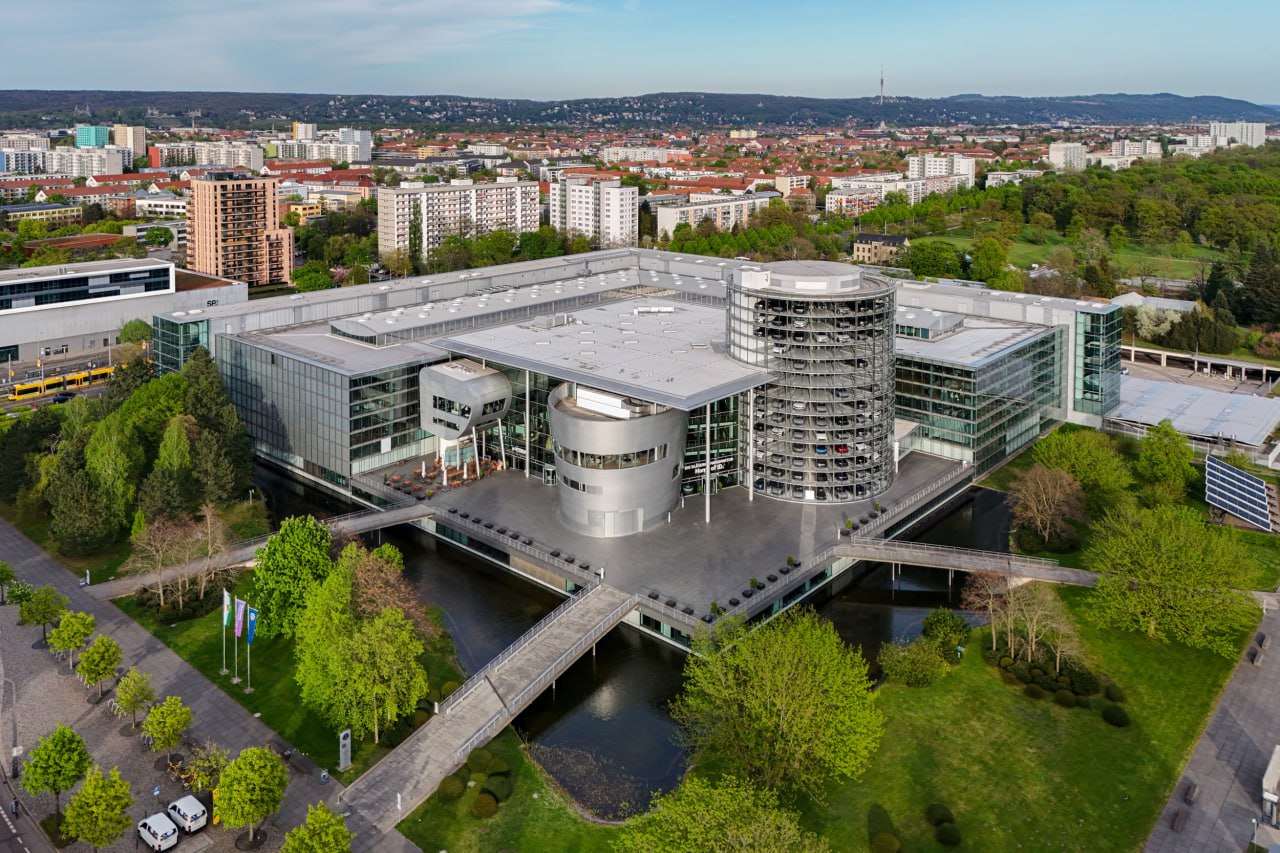 Volkswagen впервые за свою 88 летнюю историю закроет завод на территории Германии Речь о площадке в Дрездене уже 16 декабря фабрика где последнее время производили электрический седан ID 3 полностью остановит конвейер Причины такого радикального шага серьезные проблемы сразу на нескольких фронтах снижение спроса в Европе тарифные ограничения США и конечно слабые продажи в Китае Всего же в рамках оптимизации производства VW планирует сократить 35 тыс рабочих мест Площадку эту Volkswagen отдаст Техническому университету Дрездена на ее базе создадут исследовательский кампус для разработок в сферах ИИ робототехники и микроэлектроники Кстати само здание сохранит функцию выдачи новых авто и будет открыто для туристов Удивлены да рано сдаются нет обычная оптимизация нисколько Это только начало конца евроавтопрома GreenAgenda Наши чаты