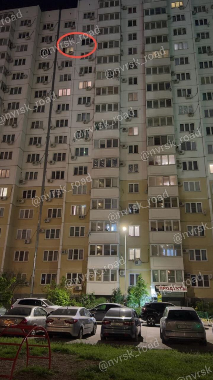 Анапское шоссе 39в. 13.05.25 с 14 этажа в 11м часу вечера бросили камень с окна. Попали в машину Фольцваген Таурег. Разбили лобовое стекло. В машинке был человек, получил ранения. Были вызваны полиция и скорая. Есть видео происшествия, поэтому известна кватира, откуда брошен камень. Пострадавший написал заявление в полицию. Новороссийск ДТП Прислать новость Буст
