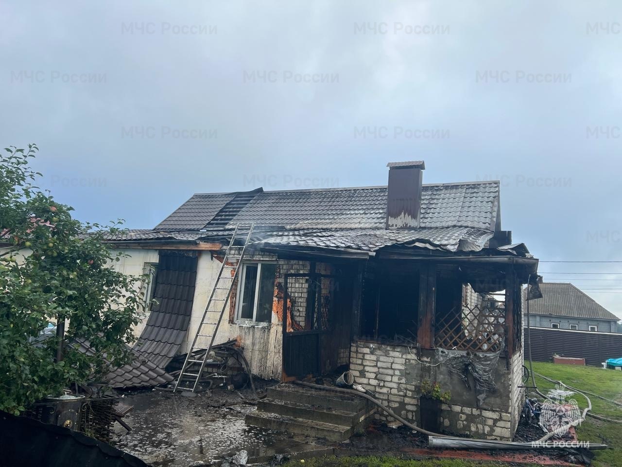 В деревне Тиганово Брянского района огнеборцы ликвидировали пожар в частном жилом доме Сегодня в оперативную дежурную смену Главного управления МЧС России по Брянской области поступило сообщение о пожаре в жилом доме дома по адресу: Брянский район, древня Тиганово, ул. Садовая. Огнём повреждены кровля жилого дома и мансарда. Пожар ликвидирован, на месте работают дознаватели МЧС России. Пострадавших нет. Главное управление МЧС России по Брянской области напоминает: не используй неисправные электроприборы; не оставляй без присмотра работающую технику; убедись, что потушил сигарету; место для курения оборудуй пепельницей; увеличь свои шансы на спасение - установи в жилье пожарный извещатель. Спасешься сам, предупредишь других. В случае пожара незамедлительно звоните по телефону «1 0 1 » или «1 1 2 ». #Пожар #оперативная_информация #МЧСпоБрянскойОбласти МЧС Брянской области в ТГ ГУ МЧС России по Брянской области в ВК МЧС Брянской области в ОК