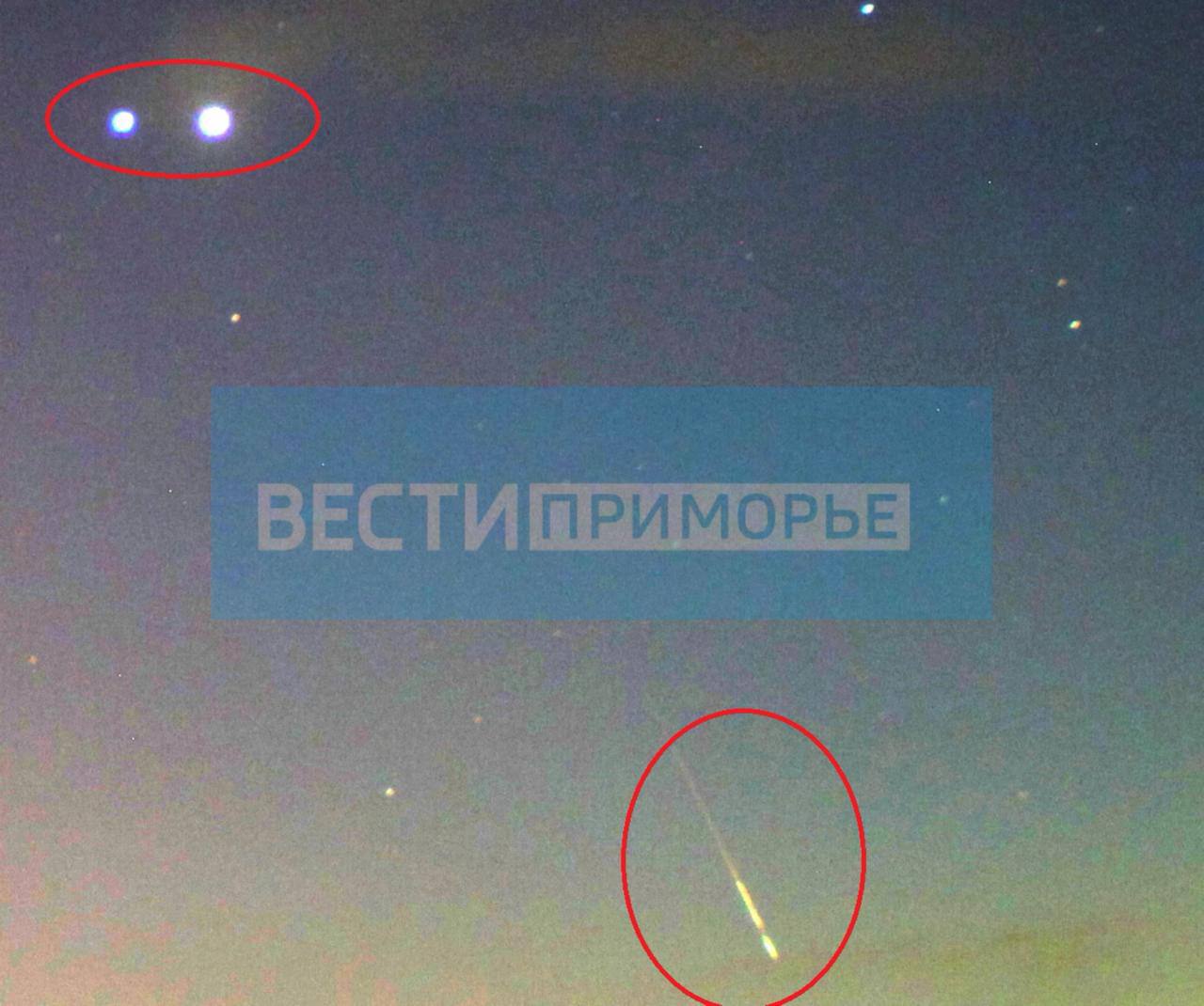 Уникальный снимок удался астроному из Приморья.               Ранним утром 12 августа 2025 года, приморский астроном Филипп Романов в пос. Южно-Морской Приморского края, фотокамерой Canon EOS 60D, во время фотосъёмки едва успел сфотографировать обозначенное астрономическое явление до рассвета  соединения планет Венеры и Юпитера, в кадре рядом с ними зафиксировался пролёт довольно яркого метеора — в преддверии максимума активности ежегодного метеорного потока Персеиды. О 28-летнем астрономе Филиппе Романове "Вести: Приморье" рассказывали год назад в материале "Уникальное открытие сделал приморский астроном-любитель". В 2024 году он открыл околоземный астероид размером несколько десятков метров