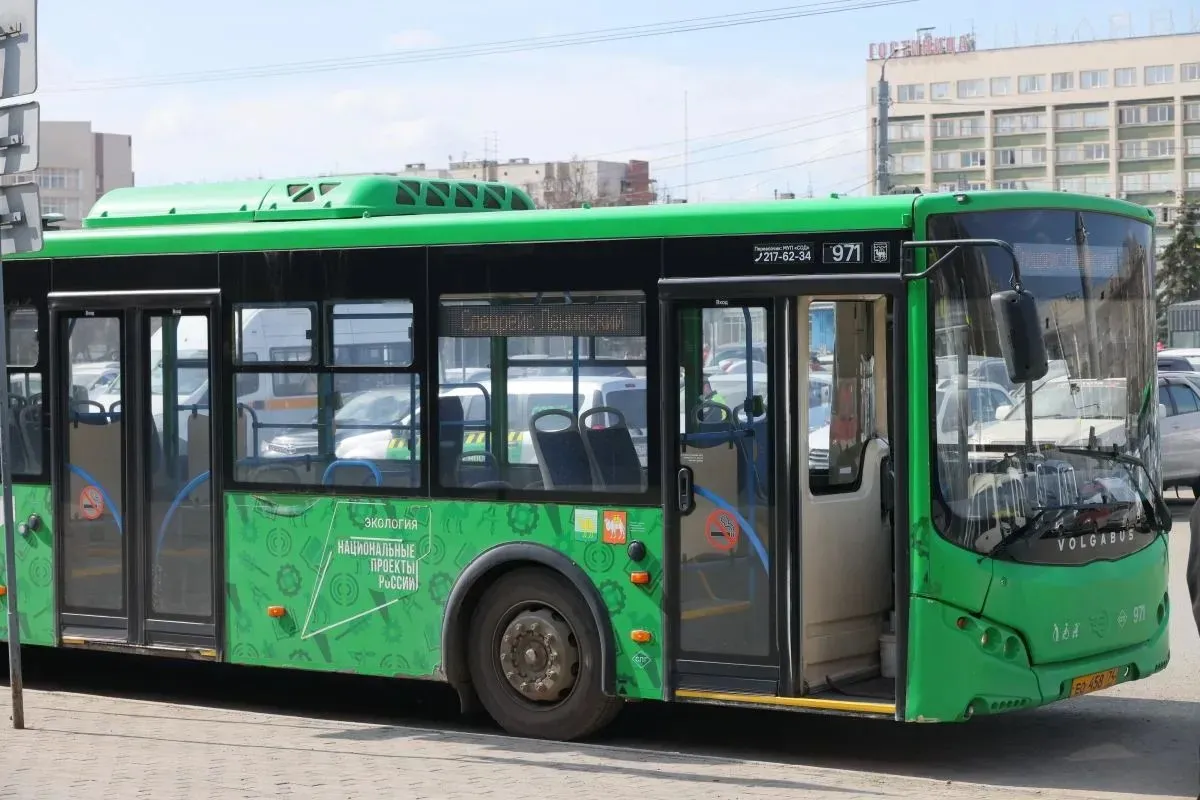 В Челябинске запустят 18 садовых маршрутов Движение сезонных автобусов в Челябинской агломерации возобновят с 25 апреля Для поездок на дачи и в сады запустят 18 маршрутов из них 13 в пределах областного центра четыре в Копейске один свяжет Челябинск с Сосновским округом В нынешнем сезоне изменения коснутся двух маршрутов Автобус 16с работать не будет По этому направлению пассажиры могут ездить на автобусе 10к ЧМК Челябэнерго Агроуниверситет Маршрут 60с пустят от СНТ Надежда до Чичерина С этой остановки можно доехать до СНТ Вишневый на автобусе 95 Молодогвардейцев Привилегия На самых востребованных направлениях будут работать автобусы большого класса Таких маршрутов в Челябинске семь 21с ЧТЗ ТЭЦ 3 55с и 57с Мамина станция Межозерная 67с Областная больница СНТ Вишневый 70с Чистопольская СНТ Трубопрокатчик 2 90с Железнодорожный вокзал Новосинеглазово 93с ЧМК СНТ Авиатор 2 Маршрут 38с Чистопольская СНТ Трубопрокатчик 3 буду