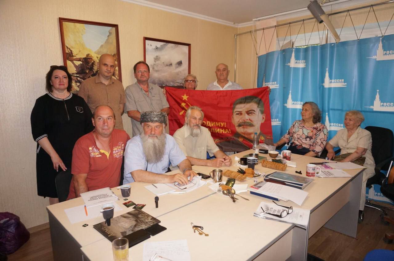 В Ростове обсуждают установку нового памятника Сталину — инициативная группа ищет поддержку. В донской столице снова заговорили о памятнике Иосифу Сталину. 1 июня инициативная группа провела собрание, на котором предложила поставить новый монумент вождю. По словам ветерана Афганистана и Чернобыля 68-летнего писателя Александра Шабалова, это предложение — попытка восстановить историческую справедливость. Он напомнил, что в Ростове в послевоенные годы стояли сразу несколько памятников Сталину, но все были снесены после 1956 года, когда Хрущёв выступил с осуждением «культа личности». Однако, как считает ветеран, вклад Сталина в Победу, восстановление экономики и начало космической программы невозможно отрицать. Шабалов отметил, что в последние годы в разных регионах страны появились десятки памятников Сталину, а в Москве даже восстановили скульптуру в метро. В Ростове конкретные места пока только обсуждаются. Среди вариантов — холм на левом берегу Дона, двор на Ворошиловском, 50 и парк Революции. При этом восстанавливать старые памятники не получится — от них не осталось эскизов. Так что придётся делать новый. Сейчас инициаторы планируют направить запросы в общественные организации и партийные отделения, чтобы понять, есть ли поддержка. После этого они обратятся в городскую комиссию по памятникам. Если та даст зелёный свет — начнётся поиск денег и разработка проекта. А вы как считаете, нужен ли в Ростове памятник Сталину? Делитесь мнением в комментариях. Скидывайте пост тем, с кем интересно поспорить на эту тему. Фото: газета «Молот». Подписаться Связь с редакцией