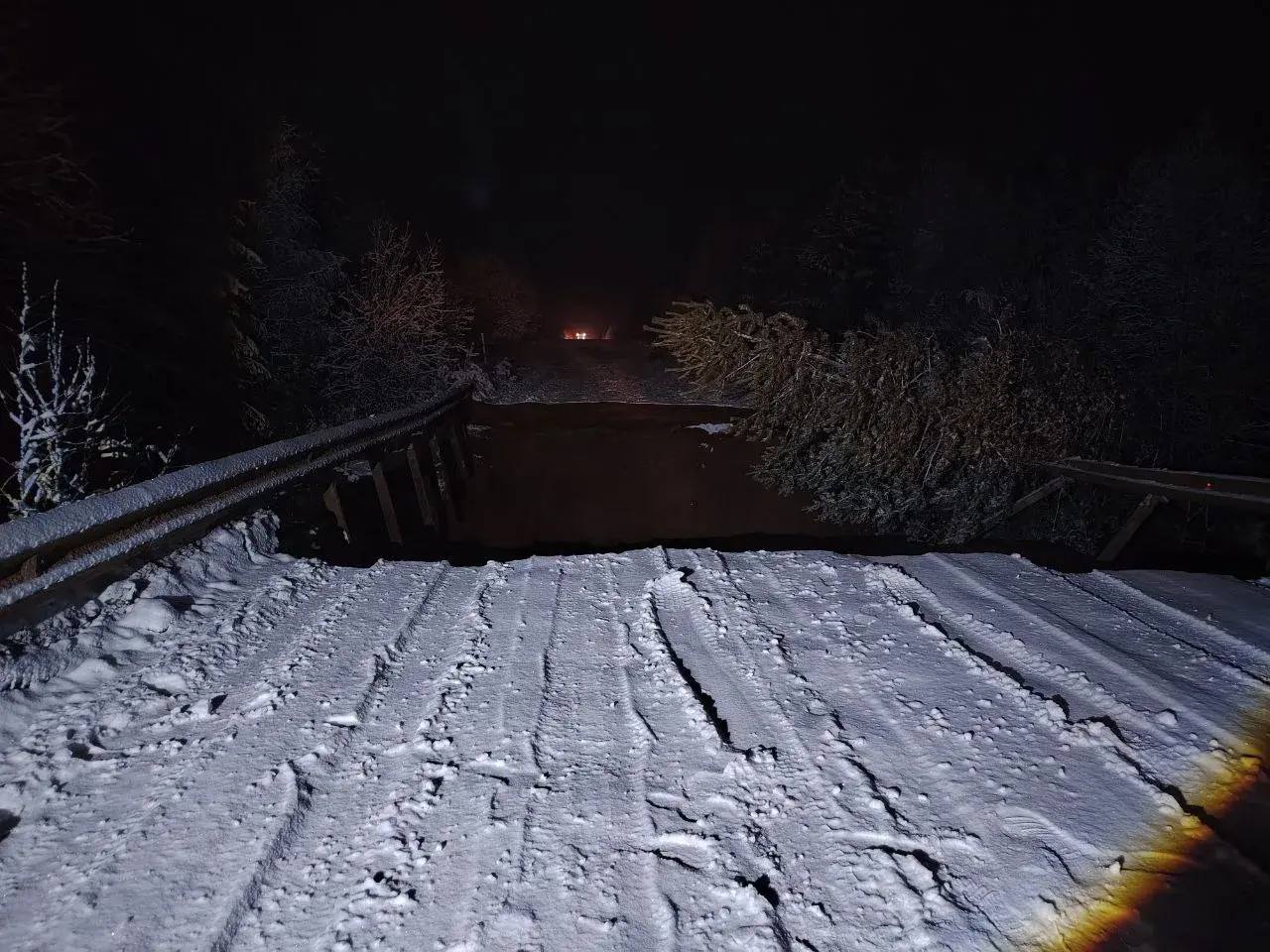 На дороге Архангельск Онега ведутся восстановительные работы на поврежденном участке На 69 м километре автомобильной дороги Архангельск Онега в связи с аномально тёплой погодой и переполнением водоемов произошел размыв земляного полотна на участке протяженностью 10 15 метров В настоящее время проезд по данному участку временно закрыт Специализированные дорожные службы приступили к восстановительным работам Ориентировочный срок восстановления сквозного движения составляет 7 8 часов В связи с этим министерство транспорта Архангельской области рекомендует водителям воздержаться от поездок по данному участку трассы в ближайшее время и заранее планировать альтернативные маршруты Актуальную информацию о возможности проезда по региональным дорогам можно получить в центре управления движением Архангельскавтодора по телефону 8 8182 20 66 68 круглосуточно либо через мессенджеры MAX и Telegram по номеру 8 911 594 6668