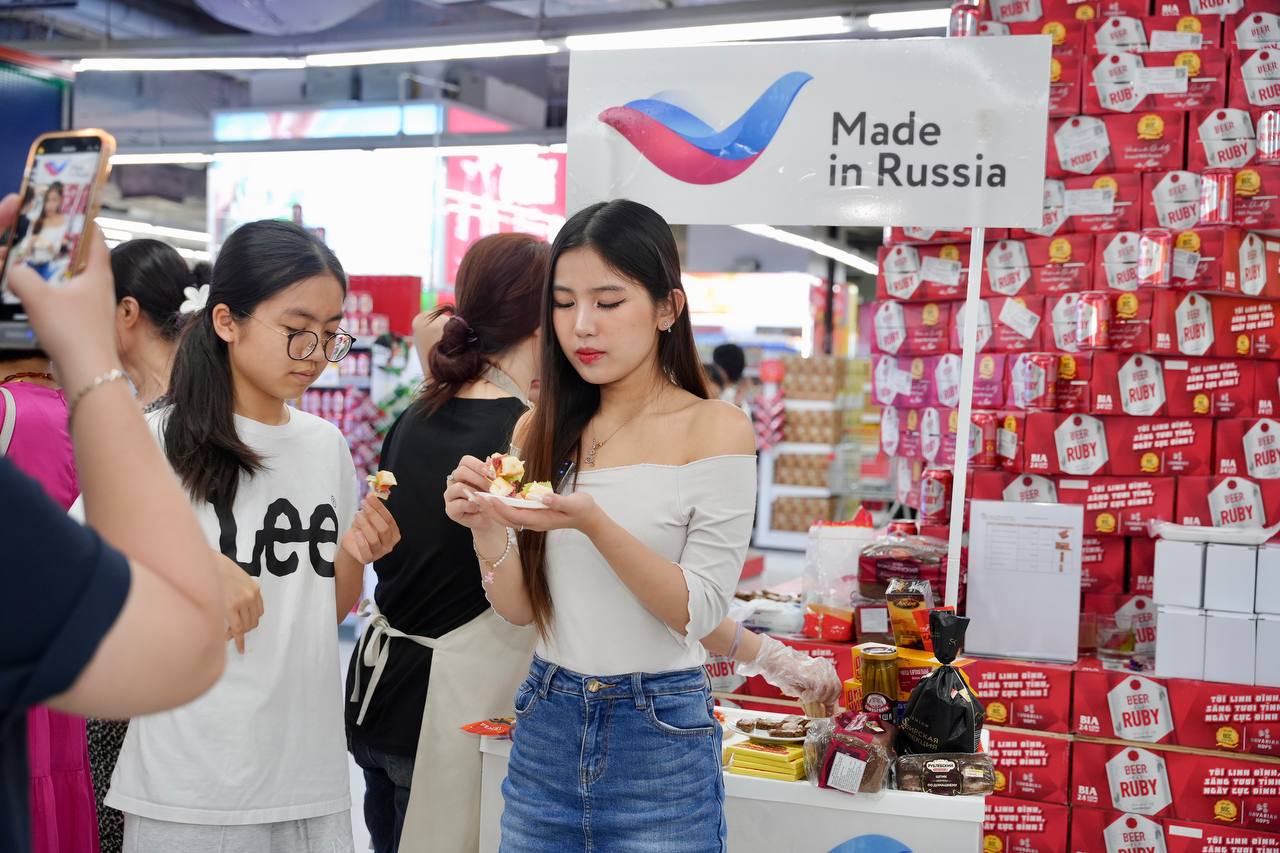 Продукция «Сделано в России» - теперь в супермаркетах Вьетнама В Ханое на базе крупнейшей вьетнамской сети WinMart состоялось открытие первого корнера с российскими продуктами. В продаже — продукция под национальным брендом «Сделано в России» Сеть WinMart охватывает ~3700 магазинов по всему Вьетнаму. «Это большой шаг в продвижении продукции под брендом «Сделано в России». В будущем мы собираемся активно развивать сеть магазинов во Вьетнаме. Российская продукция демонстрирует свою конкурентоспособность и привлекательность для местного населения. Открытие таких точек повышает узнаваемость наших продуктов и открывает новые горизонты для сотрудничества России и Вьетнама» – подчеркнул руководитель представительства РЭЦ во Вьетнаме Илья Колтыгин.