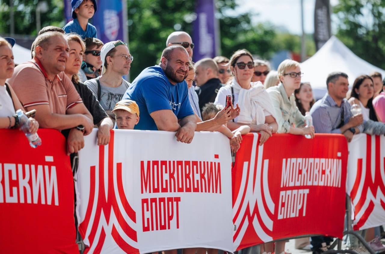 Завтра в Москве состоится крупнейшее спортивное событие года. Несмотря на санкции против российских атлетов и ограничения на участие в международных соревнованиях, власти города акцентируют внимание на развитии массового спорта. • День Московского спорта будет отмечен в комплексе «Лужники», а Ночь Московского спорта пройдет на различных площадках в центре Москвы, привлекая как местных жителей, так и гостей столицы. Участникам предложат встречи со спортивными звездами, демонстрационные выступления и возможность участвовать в соревнованиях. • В 13:30 на главной сцене начнется концерт, где выступят Гарик Сукачев, группы «Любэ», «Чайф», «Конец фильма», «Ундервуд», «7Б», Xolidayboy и Сергей Бобунец.