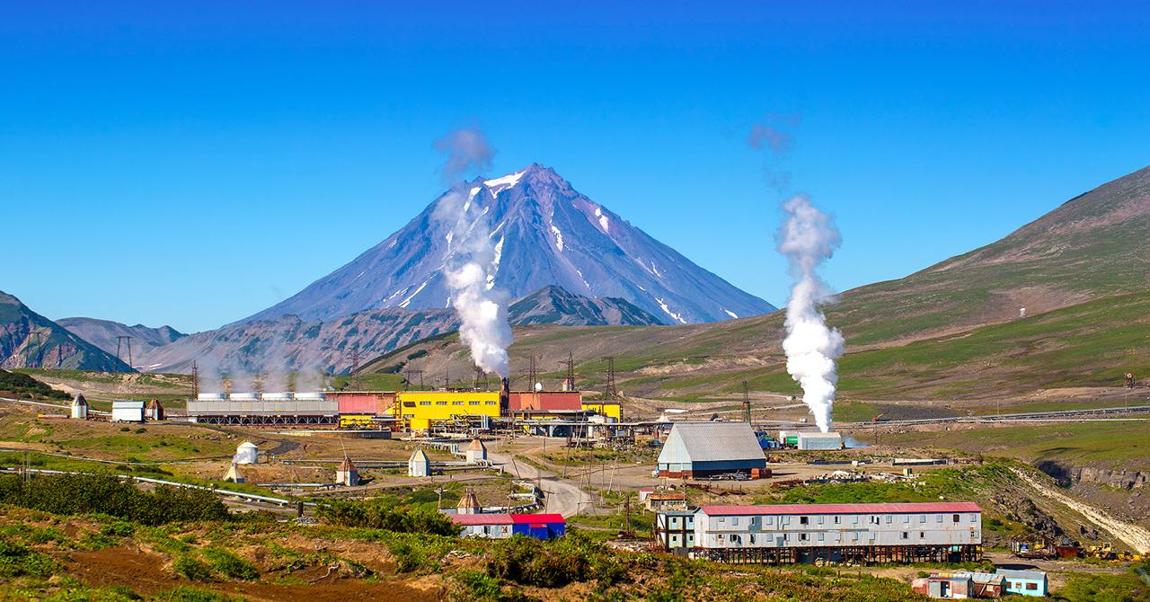 В Центральном энергоузле Камчатки доля выработки ВИЭ достигла 30 Общая установленная мощность возобновляемых источников в регионе составляет 132 93 МВт что равно 22 всей электрической мощности а по выработке доля ВИЭ достигает 26 В регионе работают геотермальные гидро и ветровые электростанции включая Паужетскую и Мутновские ГеоЭС Власти региона считают рост ВИЭ приоритетом и ожидают увеличение их доли до 42 в горизонте 5 10 лет для снижения дефицита мощности и расхода топлива