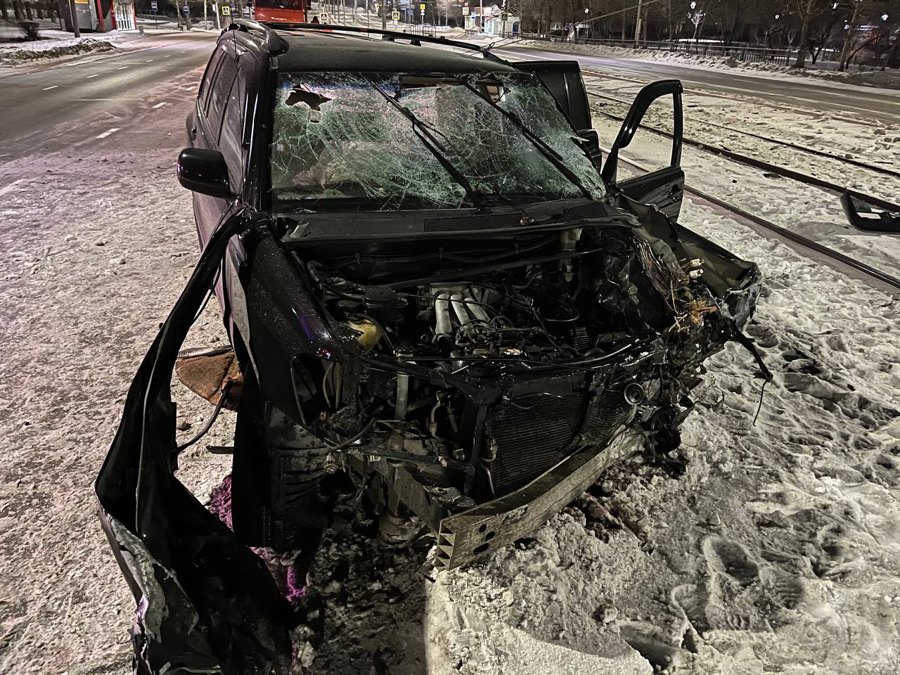 Лихач который уходил от полицейской погони и сбил на проспекте Строителей в Улан Удэ столб трамвайной контактной сети заплатит кругленькую сумму Всего повреждено две трамвайные опоры Одну водитель просто снёс и она упала На второй опоре пошла трещина Теперь нарушителю необходимо будет возместить ущерб МУП Управление трамвая размер может достигнуть шестизначной суммы Да ещё и машина вся разбита