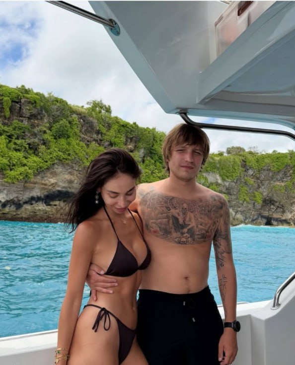 Инцидент с похищением на Бали детали и возможные мотивы На острове Бали произошло похищение сыновей двух украинских авторитетов Один из похищенных Ермак Петровский смог сбежать а Игорь Комаров остался у злоумышленников требующих 10 млн долларов По словам Комарова они занимались мошенническими колл центрами под крышей Александра Петровского и при поддержке сотрудников СБУ Вопрос о роли местных властей и возможности дискредитации остается открытым Бали Похищение Russia News Подпишись