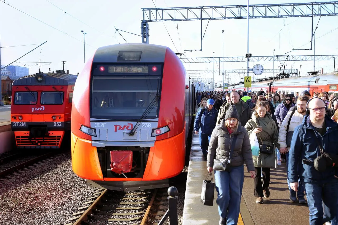 61 млн пассажиров перевезён на Октябрьской дороге в январе апреле Это на 1 2 больше чем за первые четыре месяца 2025 года   Всего на сети в этот период поездки совершили свыше 399 1 млн человек В апреле по всей стране железнодорожным транспортом перевезено 107 2 млн человек На ОЖД 15 9 млн Из них 14 3 млн отправлено в пригородном сообщении что на 1 3 меньше чем в апреле 2025 го При этом в период с января по апрель в пригороде на Октябрьской пассажирами стали 54 9 млн человек на 1 6 больше чем годом ранее Мария Трошина