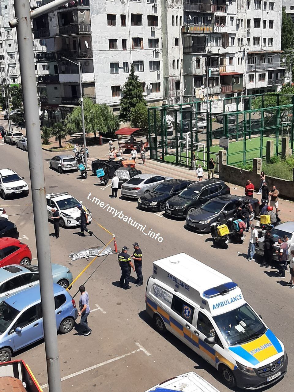 Два человека за сутки погибли от падения с высоты в Батуми Несколько минут назад инцидент произошёл на улице Кобаладзе. Подписчица сообщает, что парень упал на проезжую часть. В настоящий момент, на месте работают медики и полиция. Дорога перекрыта. Похожий случай произошёл сегодня ночью. По информации СМИ погибла 17-летняя девушка. На место прибыла бригада скорой помощи, но спасти подростка не удалось. Причины произошедшего пока не названы. Полиция ведёт расследования. Подпишись