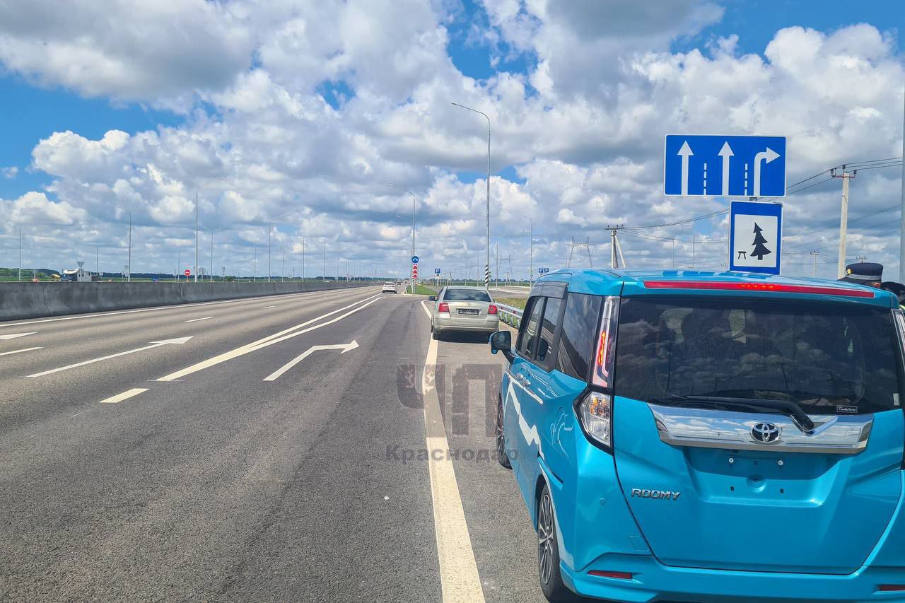 На новой платной трассе А-289 Краснодар — Крым уже появились попытки прокатиться "зайцем"! Первый же рейд ДПС выявил пять автомобилей со скрытыми или снятыми номерами, дабы не платить за проезд с комфортом. Водителям грозят штрафы 5.000₽ или лишение прав до 3 месяцев. Попадутся ещё раз — лишатся в/у на срок до 6 месяцев. А за использование откидных рамок — лишение прав на 1-1,5 года.
