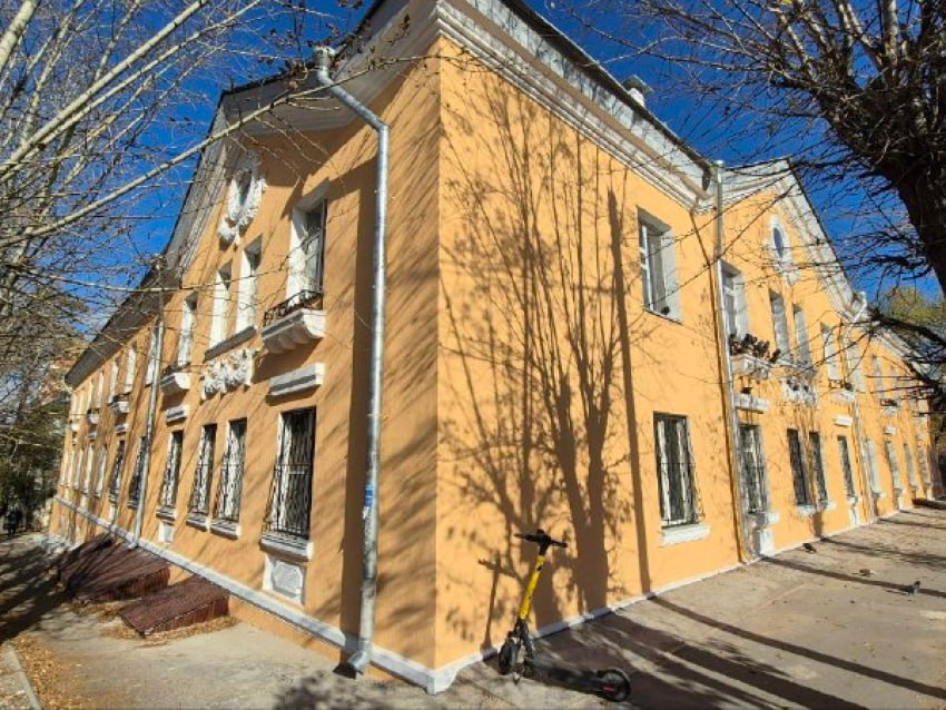 Читу украсил ещё один отремонтированный дом Подрядчик ООО Армада завершил капитальный ремонт фасада читинской сталинки по улице Ленинградской 75 Это первый многоквартирный дом в Забайкалье от Фонда капремонта фасад которого выполнен в современной технике короед Решили улучшить исторический вид здания поскольку техника оштукатуривания короед менее подвержена воздействию неблагоприятных внешних факторов Для реставрации лепнины подрядчик дополнительно закупил дорогостоящие материалы изготовил слепки повторил утраченные элементы растительного венка и розетки символизирующей солнце Подрядная организация максимально ответственно подошла к работе и выполнила даже больше чем было запланировано Надеемся что этот дом станет украшением города и количество таких домов будет увеличиваться отметил руководитель Фонда капитального ремонта Забайкальского края Алексей Писаренко Напомним что дом 1957 года выходит на две улицы Нечаева и Ленинградскую имеет угловую форму и занимает большую площадь где находится всего 20 квартир За 11 лет собственниками в Фонд капремонта собрано 1 2 миллиона рублей а работ выполнено на 12 миллионов рублей обновлена система теплоснабжения электроснабжения крыша и фасад Фото Фонда капитального ремонта Забайкальского края   Подписывайтесь TG VK MAX