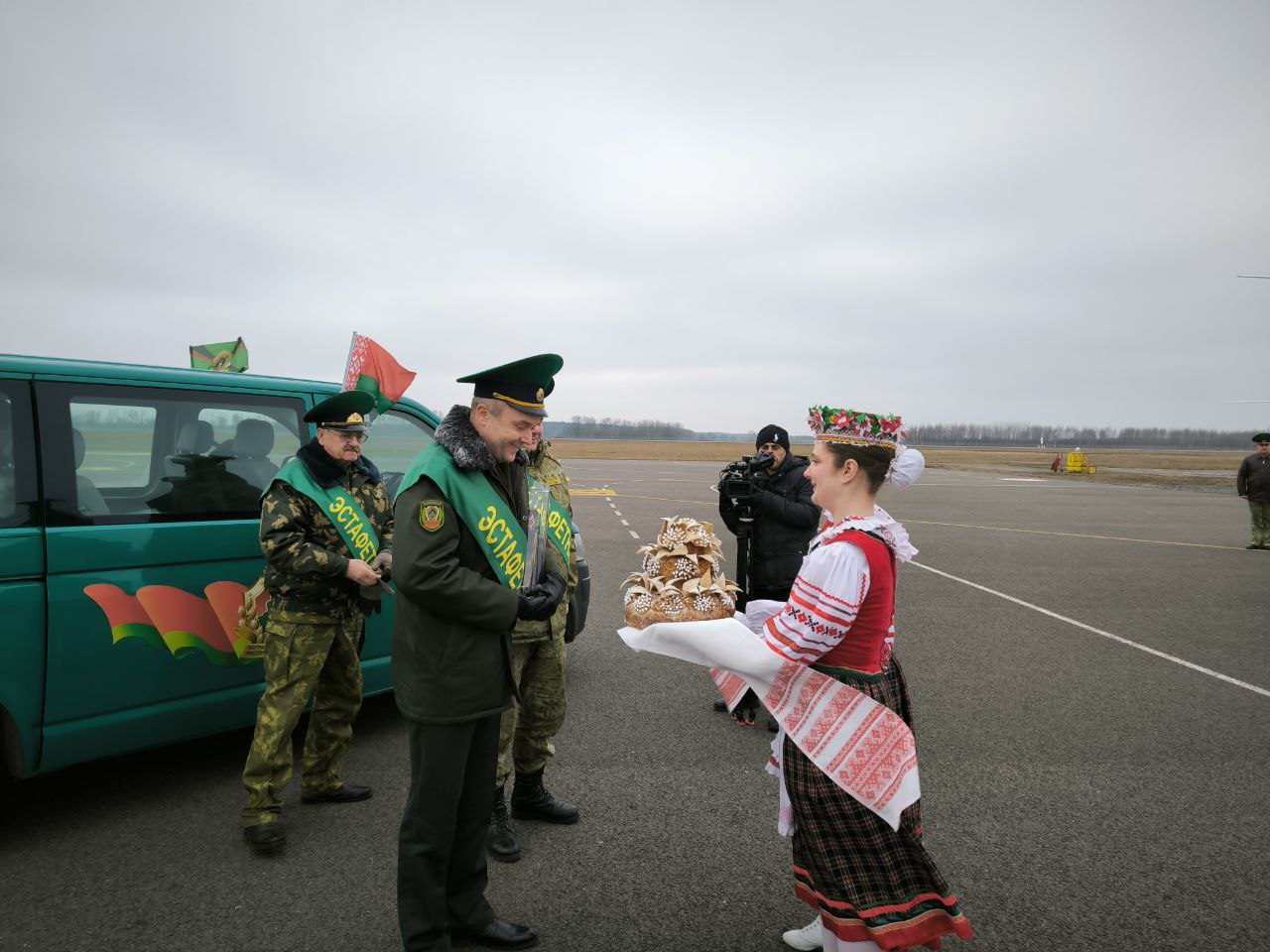 ПУТЬ "ЭСТАФЕТЫ ПОБЕДЫ" ПРОДОЛЖАЕТСЯ   Участники эстафетной группы возложили цветы к центральному монументу Мемориального комплекса "Стражам границ" и заложили землю из памятного места в капсулу.   После этого символ эстафеты на автожире облетел Брест и Крепость-герой.  Участник эстафетной группы полковник Дмитрий Квятковский подчеркнул объединяющее значение Бреста в маршруте Эстафеты, которая пройдёт в общей сложности более 65 тысяч километров вдоль внешних границ 9 государств Содружества Независимых Государств.