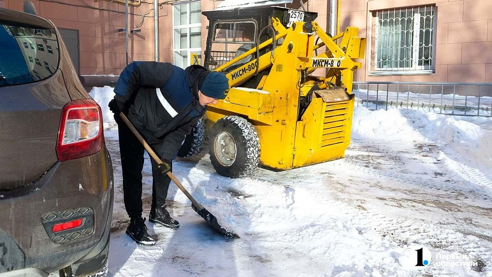 Дворники, врачи и повара стали самыми дефицитными работниками в Челябинской области  Топ-20 дефицитных специалистов в начале декабря 2024 года возглавили дворники, врачи и повара. Список составили аналитики сайта онлайн-рекрутинга hh. ru.  На одну вакансию дворника приходится лишь 0,4 резюме. Сложная ситуация с врачами, поварами, пекарями и кондитерами. На одну вакансию имеется всего по 0,9 резюме.  По данным аналитиков, в среднем на одну вакансию приходится 3,2 резюме. Этот показатель остается ниже нормы для рынка труда, которая начинается от четырех резюме на вакансию.