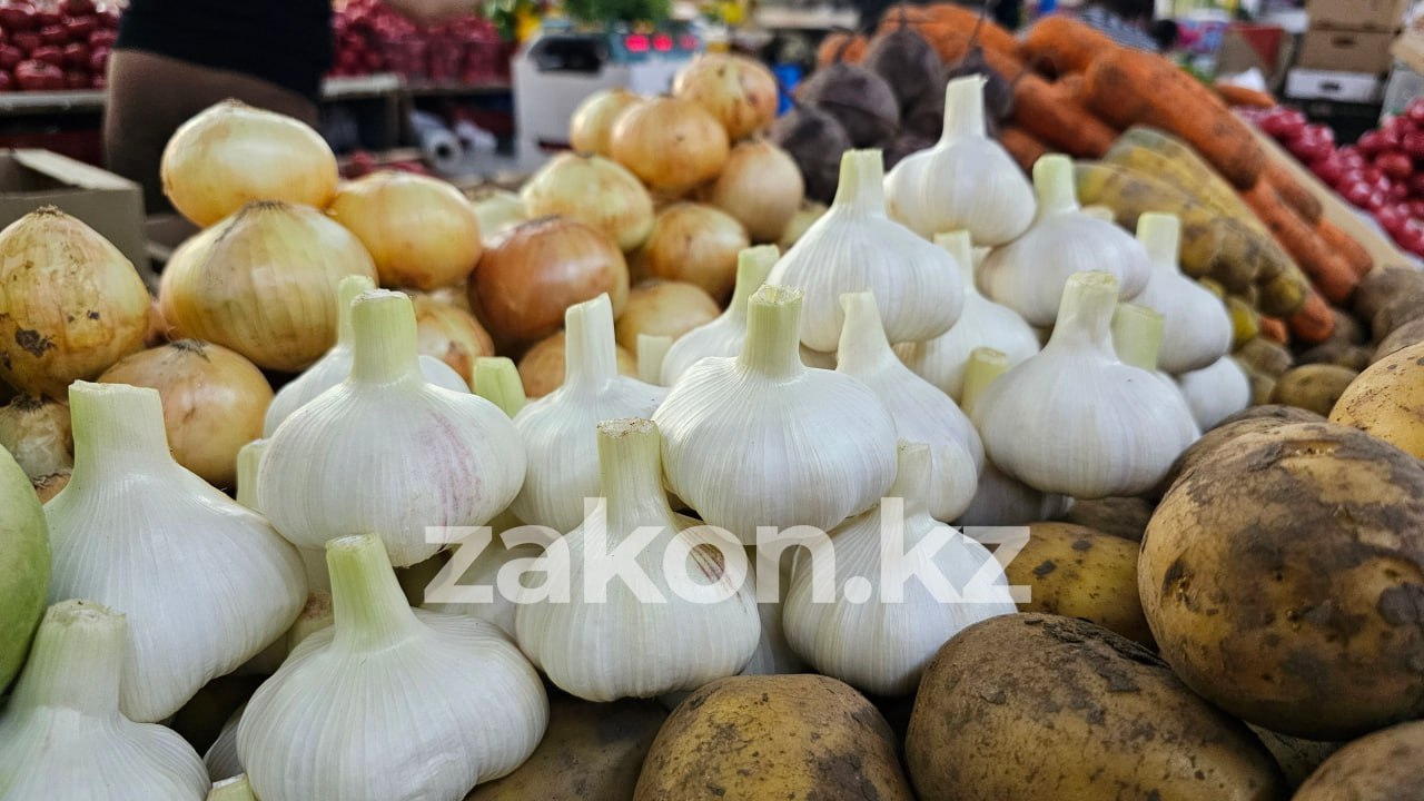 Казахстан полностью обеспечит себя продуктами питания О том что страна сможет полностью удовлетворить внутренние потребности в продуктах питания за счет роста сельскохозяйственного производства сообщил министр сельского хозяйства По словам Айдарбека Сапарова за восемь месяцев 2025 года производство продуктов питания выросло на 10 1 достигнув объема 2 5 трлн тенге Ожидается что урожай пшеницы риса и гречихи позволит покрыть внутреннюю потребность и оставить значительные запасы для экспорта Министр отдельно прокомментировал ситуацию с картофелем подчеркнув что правительство предпринимает меры для стабилизации цен и избежания колебаний отмечавшихся в предыдущие годы В прошлом году произошел значительный всплеск спроса на картофель со стороны соседей и именно этот фактор привел к повышению стоимости продукта Мы приняли решение увеличить площади посадок картофеля в результате чего ожидаем собрать больше 2 7 млн тонн из которых уже собрано 1 8 млн тонн Средняя цена продажи картофеля фермерами колеблется от 80 до 120 тенге за килограмм сообщил Сапаров Для минимизации рисков нестабильных цен власти планируют усилить сотрудничество с торговцами и оптовыми покупателями предлагая заблаговременно заключать контракты на покупку овощей включая картофель лук и морковь t me zakonkz