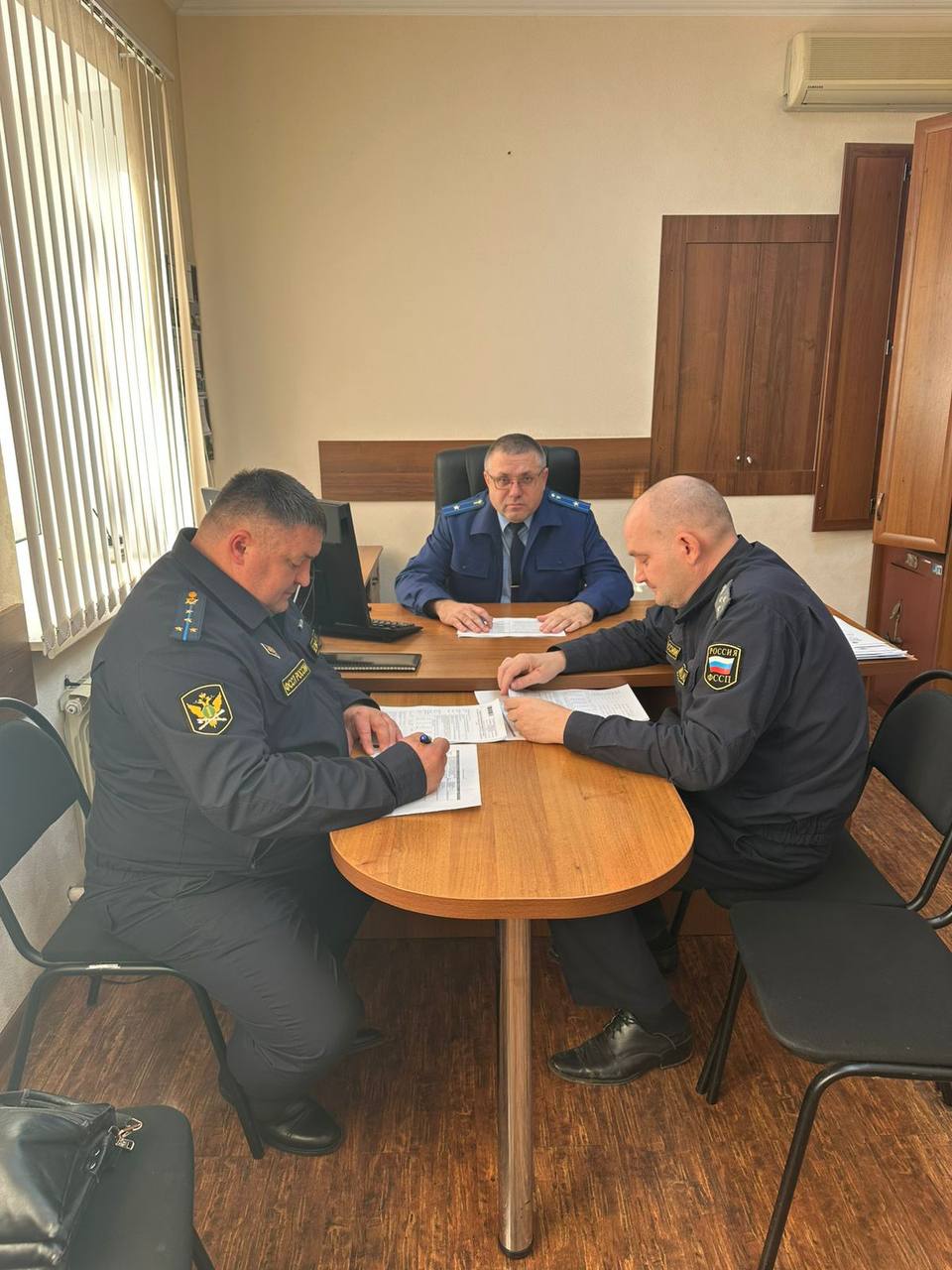 Прокуратурой Щербиновского района совместно с руководством территориального отделения службы судебных приставов ГУ ФССП по краю проведено межведомственное совещание по вопросам исполнения решений суда вынесенных по искам прокурора После доклада пристава исполнителя о проделанной работе по каждому исполнительному производству указанной категории заместителем прокурора района указано на проблемные участки работы дана оценка эффективности деятельности поднадзорного органа в указанной сфере По результатам проведенного совещания в рамках каждого исполнительного производства выработаны меры направленные на активизацию работы фактическое исполнение требований судебных актов