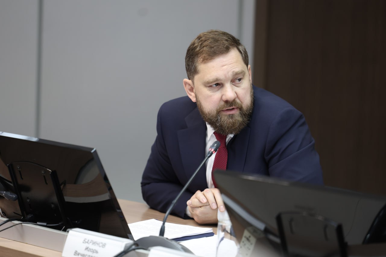 «Власти регионов Урала сегодня сталкиваются с новыми вызовами» Руководитель Федерального агентства по делам национальностей Игорь Баринов на семинаре в Магнитогорске озвучил главные проблемы, связанные с мигрантами на Урале. Это серьезное информационное воздействие, когда любой конфликт криминальный или бытовой , в который вовлечены люди разных национальностей, используется для дестабилизации внутриполитической ситуации и снижения уровня поддержки СВО. Второй момент – миграционное давление, которое испытывают в разной степени все регионы, где много строек, объектов ЖКХ и так далее, куда стремятся попасть рабочие мигранты. Как отвечать на эти вызовы – обсуждали на совещании: «Позитивные практики регионов будем масштабировать для других субъектов, чтобы сохранить межнациональный мир и согласие в Уральском федеральном округе. Совместными усилиями органов власти на местах, федеральных органов власти, общественных организаций, правоохранительного блока удастся это сделать». / Прислать новость