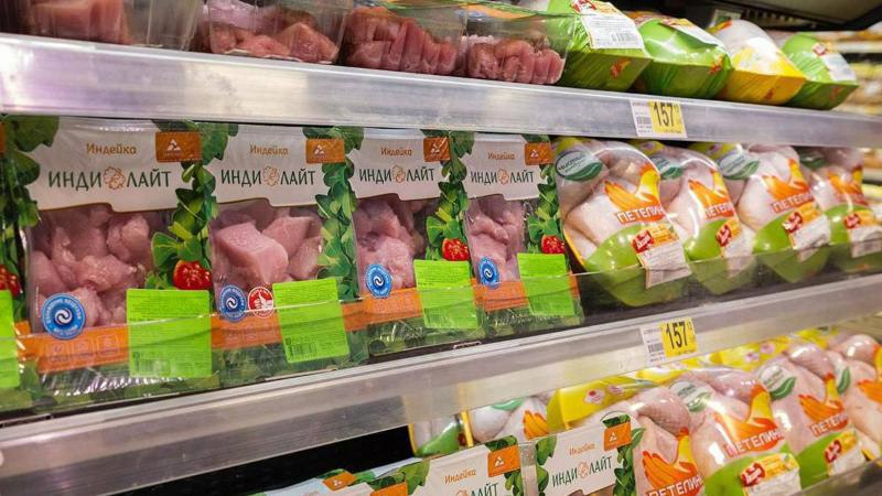 В продукции известных фирм нашли опасные для жизни добавки и бактерии  Так, в сосисках «Сочинского мясокомбината» нашли "мясной клей", в индейке от «Индилайт» - опасные лекарства.   Кроме того, превышение антибиотика монензина выявили в продукции «Индюшкин двор», а следы диклофенака — в ветчине «Владимирского стандарта».  В курином шницеле от ОАО «Волжанин» была обнаружена сальмонелла.    Запоминаем и не покупаем  Подписаться   Честное Пенсионерское