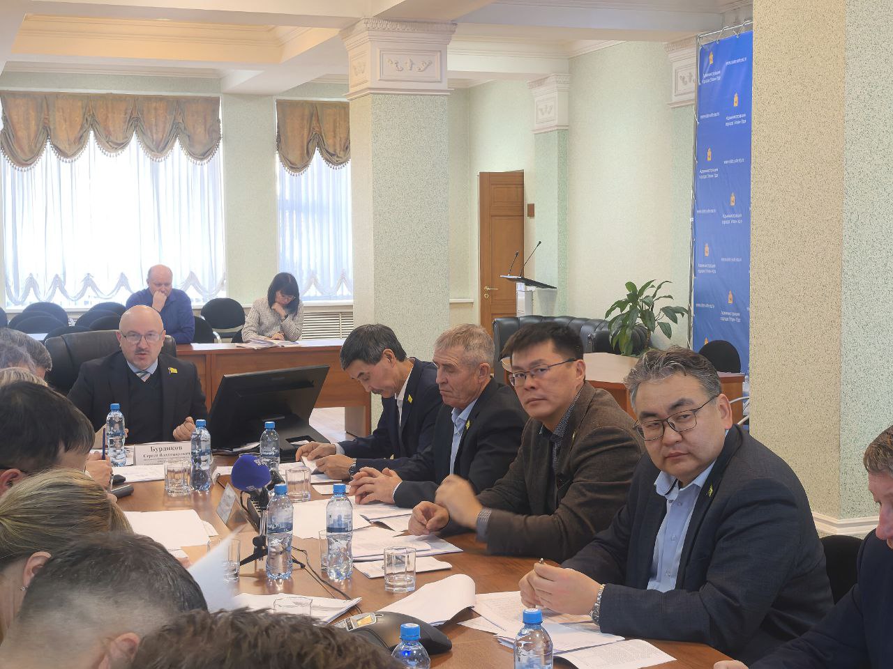 К качественному и комфортному проживанию На заседании Комитета городского хозяйства транспорта и связи Улан Удэнского городского Совета был рассмотрен проект муниципальной программы Обеспечение качественной и комфортной среды проживания населения Улан Удэ Программа направлена на развитие системы комплексного благоустройства повышение уровня благоустройства дворовых территорий и улучшение технического состояния жилищного фонда улучшение экологического состояния города и обеспечение устойчивого функционирования систем коммунальной инфраструктуры Программа стартовавшая в 2014 году претерпела изменения добавив новое направление Улучшение состояния атмосферного воздуха Улан Удэ за реализацию которого отвечает Управление по реализации проекта Чистый воздух Председатель профильного комитета Сергей Бурдиков отметил значительные успехи в реализации федеральной программы Чистый воздух За пять лет у нас в два раза снизился уровень превышения предельно допустимой концентрации загрязняющих веществ в воздухе Фактически это произошло из за нескольких мероприятий Если рассматривать стихийно то из за подорожания дров и сложностях с углём люди перешли на электроотопление Также из за предприятий которые перешли из угольных котельных на централизованные сети Сейчас мы на старте программы Чистый воздух в следующем году у нас будут гораздо более заметные результаты добавил Бурдиков По итогам обсуждения депутаты рекомендовали принять программу с учетом высказанных предложений и замечаний Мы в MAX Подписывайтесь