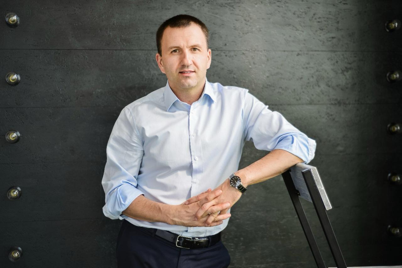 Суд арестовал экс главу Российского союза молодежи Павла Красноруцкого сообщает ТАСС со ссылкой на правоохранительные органы По данным агентства его обвинили в растрате в особо крупном размере В рамках расследования дела сотрудники правоохранительных органов провели ряд обысков в том числе в Российском союзе молодежи Красноруцкий возглавлял организацию с 2012 по 2023 годы Он ушел с поста после сообщений о пьяном дебоше на борту самолета Сам экс глава организации утверждал что просто громко разговаривал с соседом Российский союз молодежи Подпишитесь на Ведомости