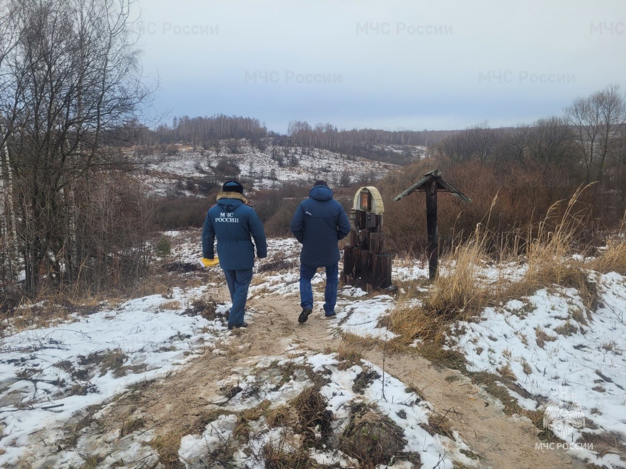 В преддверии празднования Крещения Господня спасатели провели профилактические мероприятия   Инспекторы государственного пожарного надзора проверили наличие и исправность первичных средств пожаротушения, эвакуационные выходы и источники противопожарного водоснабжения храмов и церквей, а также рассказали священнослужителям о правилах пожарной безопасности, провели тренировочные эвакуации людей из зданий в случае чрезвычайной ситуации.   Оперативные совещания по вопросам обеспечения безопасности в период Крещенских мероприятий спасатели провели совместно с представителями администраций муниципальных образований.   Сотрудники МЧС России обследовали места, отведённые для ритуальных омовений в Кимовском, Одоевском и Арсеньевском районах, провели инструктажи представителей духовенства и обслуживающего персонала.   МЧС Тульской области  подписаться