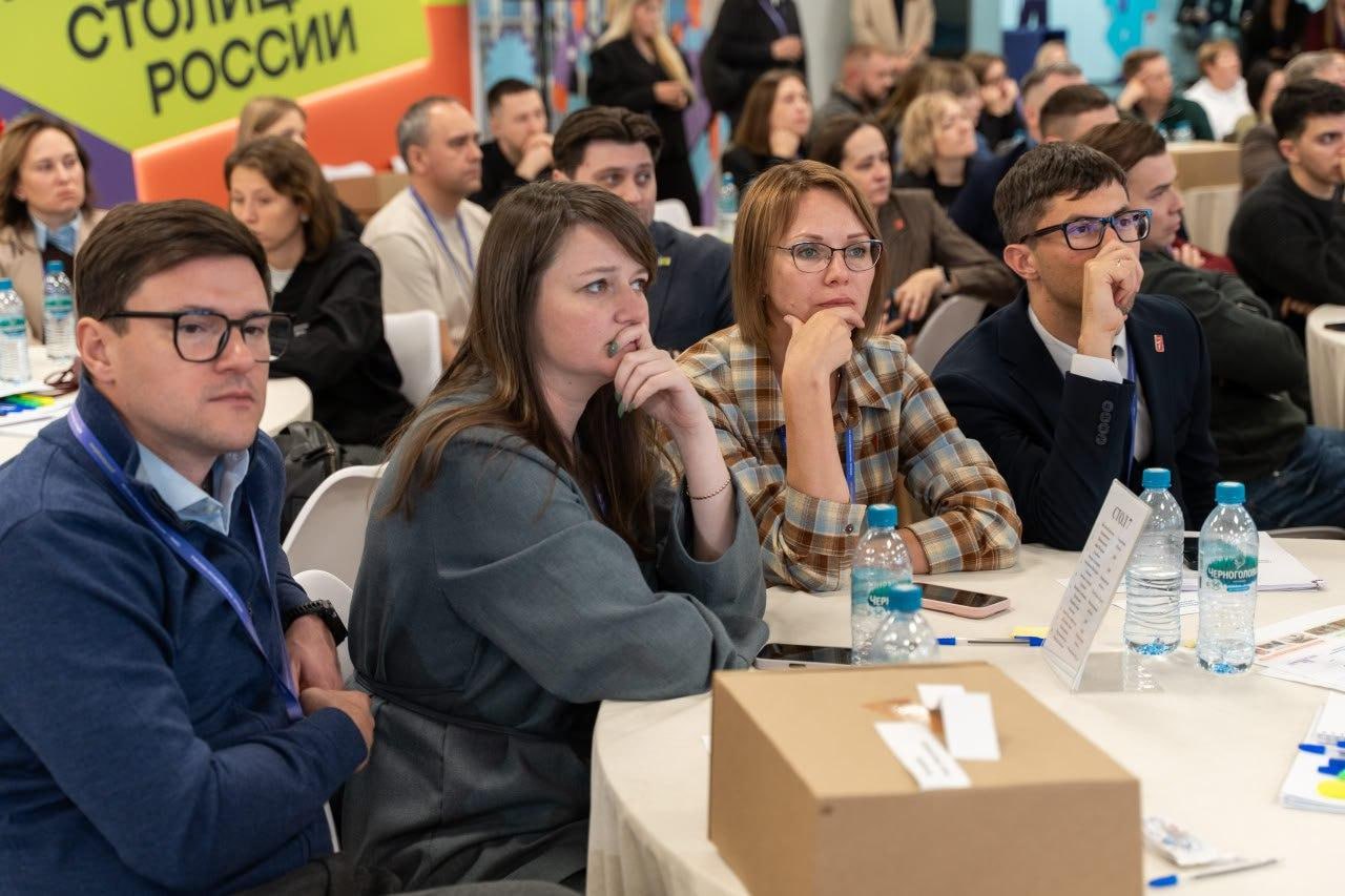 В Перми завершился Всероссийский семинар совещание по вопросам молодёжной политики Он проходил в молодёжной столице России и объединил руководителей исполнительных органов власти реализующих молодёжную политику в регионах и председателей региональных отделений Движения Первых Участие в нём принял и Министр молодёжной политики Херсонской области Владислав Ярченко Мы регулярно поддерживаем контакт как с нашими коллегами из исторических территорий так и с другими субъектами Такие живые встречи позволяют укрепить наши связи и в командном формате проработать решения для современных вызовов с которыми мы сталкиваемся каждый день отметил Владислав Ярченко Одной из ключевых тем стало подведение предварительных итогов работы отрасли в первый пилотный год реализации национального проекта Молодёжь и дети а также выстраивание ключевых планов работы на 2026 год Затронули вопросы развития инфраструктуры и кадрового потенциала отрасли возможности бесшовного перехода в экосистеме формирования личности и воспитания каждого молодого человека а также усиление межведомственного взаимодействия по выработке новых механизмов работы с разными категориями молодёжи Отдельно стоит отметить что в рамках семинар совещания прошло заседание комиссии Госсовета РФ по направлению Молодёжь и дети в ходе которого был выработан ряд стратегических решений для дальнейшего развития отрасли