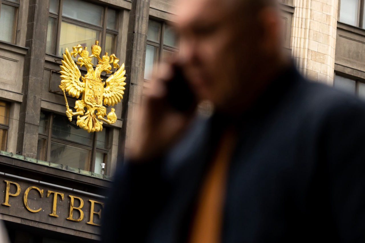 Распространение личных данных обойдется дорого 30 апреля в России вступают в силу поправки в закон о распространении персональных данных – штрафы вырастут в разы как для физических, так и для юридических лиц. Массовая утечка данных по вине юрлица будет караться штрафом в 15 млн рублей, объяснил «Абзацу» депутат Госдумы Антон Ткачев. Кроме того, по его словам, поправки расширяют перечень нарушений. «Для граждан штрафы вырастут с 2–6 тысяч сразу до 10–15 тысяч рублей. В этот список входят и ИП, и самозанятые, если они не зарегистрированы как юридические лица. Для юрлиц, в свою очередь, сумма взыскания возрастет сразу до 300–500 тысяч рублей при прежних 60–100 тысячах. ИП и самозанятые могут быть привлечены как физлица, если их деятельность не требует регистрации юрлица. Однако в случае обработки персональных данных в рамках коммерческой деятельности например, клиентских баз они могут рассматриваться как операторы, что подразумевает ответственность наравне с организациями», – уточнил Ткачев. Читайте статью до конца. Подпишитесь на «Абзац» Добавьте «Абзац» в ленту «Дзена»