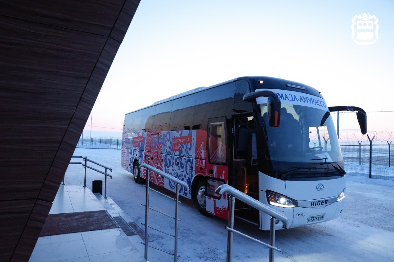 В период новогодних праздников между Благовещенском и Хэйхэ на автобусном направлении добавят рейсы В период с 25 декабря 2025 года по 11 января 2026 года будут добавлены рейсы на автобусном направлении билеты начнут поступать в продажу с 20 ноября Купить билеты можно через онлайн сервисы турагентства и в кассах вокзала АмурАссо Помимо этого между Благовещенском и Хэйхэ курсируют суда на воздушной подушке однако сейчас на Амуре образуется много льда поэтому билеты на СВП приобретаются в день выезда   Учитывая повышенный спрос на поездки в Хэйхэ в выходные и праздничные дни рекомендуется заранее уточнять в справке АмурАссо актуальную информацию о пассажирских перевозках по телефону 8 4162 59 57 64 Также можно купить билеты на самолеты из Благовещенска в Харбин и Пекин на сайте авиакомпании ИрАэро или обратившись в турагентства Продажа билетов ведется за более чем 3 месяца до вылета Подписывайтесь на новости Амурской области в МАХ