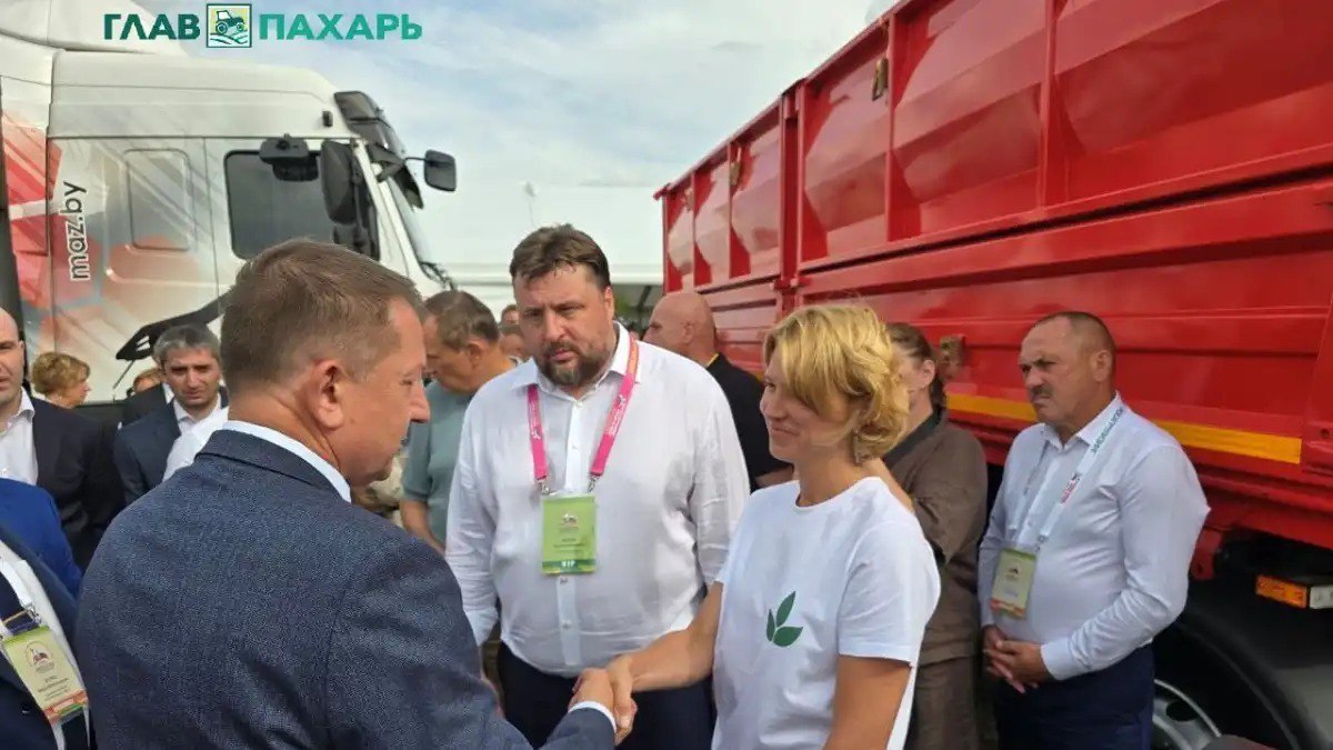 За первое полугодие 2025 года Росагролизинг поставил 5,8 тысяч единиц техники на 34,5 млрд рублей    РАЛ незначительно, но всё-таки сократил поставки агромашин для фермеров, при этом компания планирует выполнить целевые показатели по году в соответствии с планом.    Павел Косов назвал актуальные цифры в рамках XII Открытого чемпионата России по пахоте 2025, который на днях прошел в Ленинградской области.  Подробнее читайте
