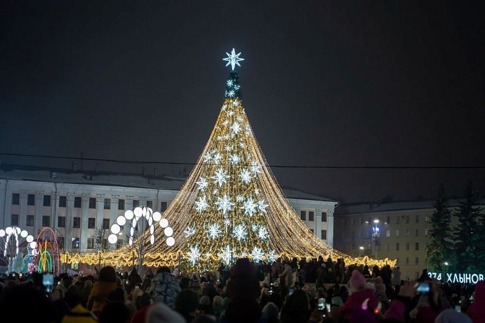 В Кирове впервые пройдёт фестиваль ёлок  В начале декабря на Спасской разместят более 100 «именных» ёлок. На деревьях будут указаны названия регионов и организаций. Все ёлки украсят гирляндами.