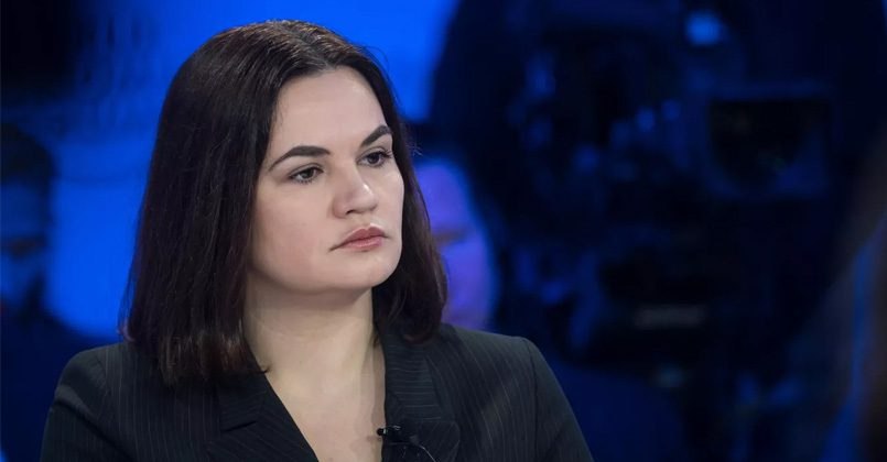 Светлана Тихановская отменила запланированный визит в Армению на пленарное заседание парламентской ассамблеи Euronest после отказа Литвы обеспечить её сопровождение сотрудником службы охраны Да могу подтвердить что нам пришлось принять непростое решение отменить давно запланированный первый визит в Армению приуроченный к пленарному заседанию Euronest Это связано с решением прекратить предоставление личной охраны Службы охраны руководства за рубежом заявил советник Тихановской Денис Кучинский По его словам команда предложила оплатить поездку одного сотрудника службы безопасности однако и этот вариант не был принят Кучинский подчеркнул что не намерен критиковать решение литовских властей и поблагодарил президента МИД и спикера Сейма за оказываемую поддержку