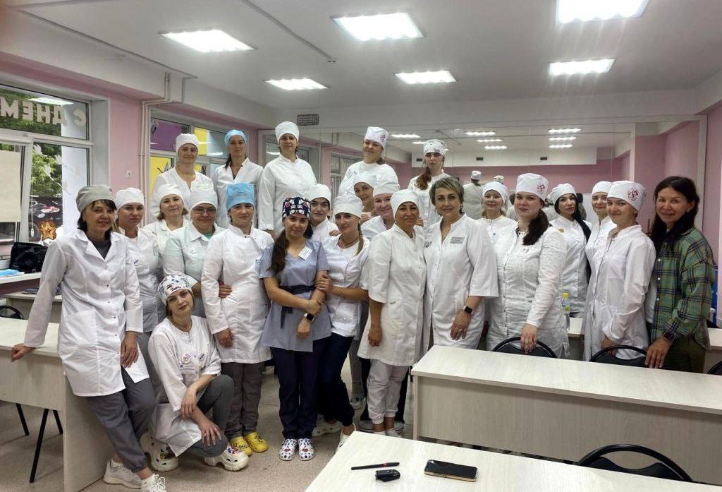 Больница в Приморье впервые получит кадровое "пополнение" из местного колледжа Дальнегорская больница в Приморье впервые будет укомплектована выпускниками филиала Владивостокского медицинского колледжа, который по поручению главы Приморья Олега Кожемяко открылся в Дальнегорске в 2022 году. Благодаря открытию филиала жители северных районов Приморского края могут получить среднее профобразование по медицинской специальности, что называется, "рядом с домом". Из первого набора 22 человека уже завершили обучение и прошли аккредитацию, необходимую для трудоустройства. На днях состоялся первый выпуск медсестер, большинство из которых трудоустроится в Дальнегорскую городскую больницу. Выпускники-2025 будут работать в приемном отделении, детской и центральной поликлинике, отделениях терапии, наркологии, психиатрии, хирургии и отделении реабилитации. "При поддержке губернатора Приморского края Олега Кожемяко мы сделали большой шаг вперед, открыв филиал колледжа. Важно отметить, что многие из вчерашних студентов пришли в профессию осознанно, имея опыт работы в нашей больнице в качестве младшего медицинского персонала", — отметил главный врач больницы Роман Поляков.