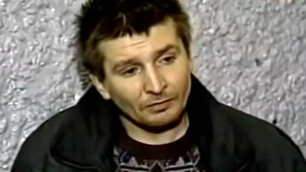 Мертвого человека нашли в квартире пермского маньяка людоеда Об этом пишет ТАСС Накануне соседи слышали из квартиры маньяка Михаила Малышева странные звуки крики и шум борьбы но побоялись звонить в полицию Людоед ранее отсидел 23 года за два доказанных убийства с каннибализмом В 90 е годы Малышев хранил человеческий фарш в холодильнике рядом с кормом для животных Его выпустили на свободу в 2022 году Затем он прошел психиатрическое лечение и даже работал в приюте для животных убирал территорию готовил собакам мясо После освобождения Малышев не привлекал внимания до этого момента   Подпишитесь на Абзац TG VK Дзен MAX Rutube