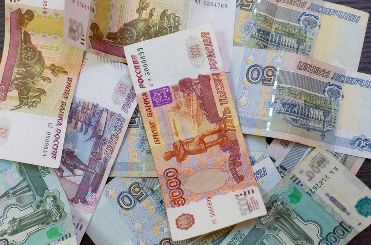 Оборот розничной торговли Калужской области вырос на 0,6%     В январе–июне 2025 года оборот розничной торговли в Калужской области составил 161,9 млрд рублей, увеличившись в товарной массе на 0,6% по сравнению с аналогичным периодом 2024 года. Продажи продовольственных товаров достигли 82,7 млрд рублей  +0,6% , непродовольственных — 79,2 млрд рублей  +0,7% .  ↗  Прислать новость   Подписаться