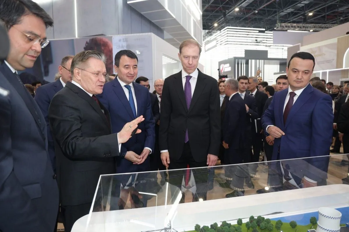 Глава Росатома представил передовые решения на выставке Иннопром Центральная Азия Заместитель премьер министра Республики Узбекистан Жамшид Ходжаев заместитель премьер министра Республики Беларусь Виктор Каранкевич и первый заместитель председателя Правительства РФ Денис Мантуров посетили стенд госкорпорации на VI международной промышленной выставке Иннопром Центральная Азия в Ташкенте Алексей Лихачёв продемонстрировал решения в сфере атомной энергетики и электромобильности В экспозиции были представлены макет интегрированной атомной станции на основе реакторов РИТМ 200Н и ВВЭР 1000 и технологии для электромобильности включая литийионную ячейку модуль литийионной батареи и универсальную батарею Алексей Лихачев генеральный директор Росатома Атомная энергетика в Узбекистане должна стать драйвером развития самых разных сфер от промышленности и науки до образования и социальной инфраструктуры Город который появится вблизи станции станет центром развития не только атомной энергетики но и таких перспективных направлений как ядерная медицина материаловедение технологии стерилизации сельскохозяйственной продукции продуктов питания и медицинских изделий Подписывайтесь на Росатом Оставляйте бусты новость АЭСУзбекистан АлексейЛихачев