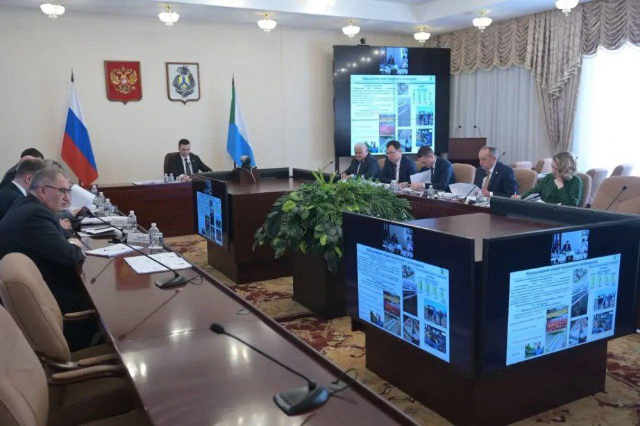 Дмитрий Демешин потребовал чтобы чиновники строже относились к управляйкам Во время совещания губернатор акцентировал внимание на том что недобросовестные управляйки продолжают свою деятельность несмотря на недовольство жителей края низким качеством их услуг Губернатор дал главному управлению регионального госконтроля и лицензирования ряд поручений активизировать работу по привлечению управляющих компаний к административной ответственности за нарушения запустить работу по лишению лицензий в судебном порядке для УК допускающих грубые нарушения внедрить практику аннулирования лицензий из за долгов УК перед ресурсоснабжающими организациями Еще раз подчеркну люди недовольны Штрафуете вы недостаточно судебную практику других регионов вы пока реализуете тоже мало Вам задача в начале следующего отопительного сезона показать кардинально другие цифры и создать реальные наглядные в первую очередь для недобросовестных управляющих компаний судебные прецеденты резюмировал Дмитрий Демешин   Будь в курсе событий везде ОК VK MAX